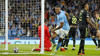 Manuel Akanji tampil disiplin saat menjaga lini pertahanan Manchester City. Meski bermain sebagai bek tak menghalangi Akanji turut dalam pesta gol City ke gawang Madrid pada laga ini. Ia mencetak satu dari empat gol City pada laga tersebut. (AP Photo/Jon Super)