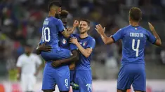 Para pemain Italia merayakan gol Mario Balotelli saat melawan Arab Saudi pada laga persahabatan di Kybunpark Stadium, St. Gallen, Swiss, (28/5/2018). Italia menang 2-1. (Gian Ehrenzeller/Keystone via AP)