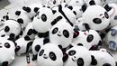 Boneka mainan maskot Olimpiade Musim Dingin Beijing 2022 Bing Dwen Dwen terlihat di sebuah pabrik di Nantong di provinsi Jiangsu Timur, China (8/2/2022). (AFP Photo/STR)