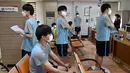 Sejumlah pemuda Korea Selatan menjalani pemeriksaan medis untuk wajib militer di Administrasi Tenaga Kerja Militer Regional Seoul, Seoul, Korea Selatan, Rabu (1/2/2023). Korea Selatan mempertahankan sistem wajib militer yang mengharuskan hampir semua warga pria sehat untuk mengikutinya. (Jung Yeon-je/AFP)