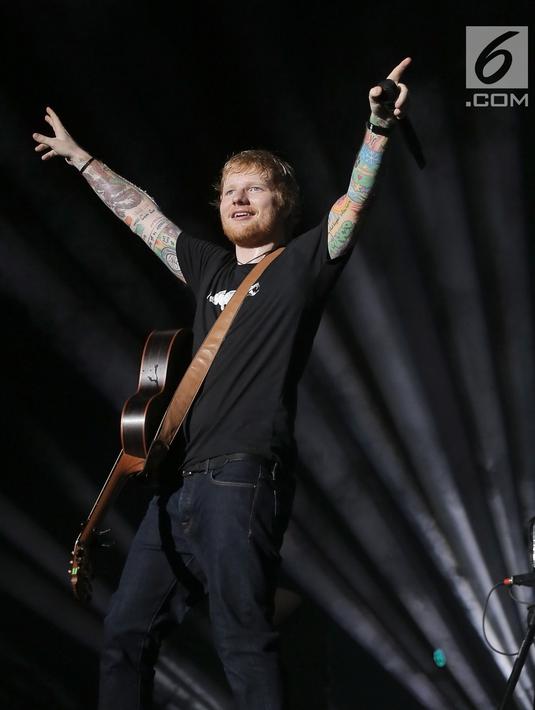 Penampilan Ed Sheeran dalam konser Divide World Tour 2019 di Stadion Utama Gelora Bung Karno, Jakarta Pusat (3/5/2019). Penyanyi asal Inggris itu mengaku senang bisa hadir di tengah-tengah penggemarnya di Indonesia. (Fimela.com/Bambang E. Ros)