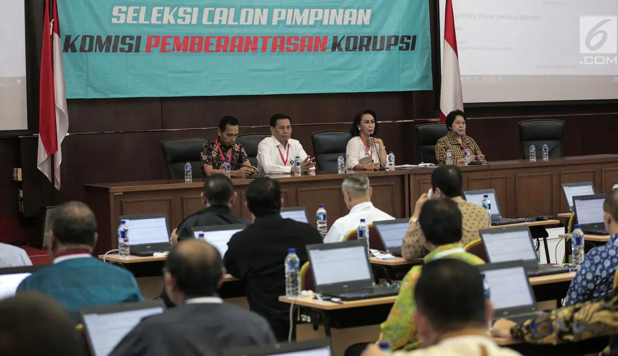 Ketua Pansel Capim KPK Yenti Ganarsih (dua kanan) berbicara dalam tes uji kompetensi Seleksi Calon Pimpinan KPK di Pusdiklat Kemensesneg, Cilandak, Jakarta, Kamis (18/7/2019). Sebanyak 192 kandidat mengikuti uji kompetensi calon pimpinan KPK. (Liputan6.com/Faizal Fanani)