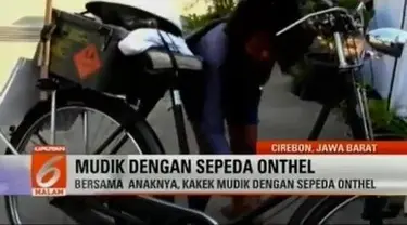 Mereka berdua mengayuh sepeda onthel melintasi jalur Pantura Cirebon.