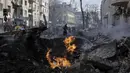 Petugas pemadam kebakaran memadamkan sebuah rumah apartemen setelah serangan roket Rusia di Kharkiv, kota terbesar kedua di Ukraina, Ukraina, Senin, 14 Maret 2022. (AP Photo/Pavel Dorogoy)