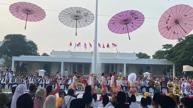 Presiden Joko Widodo atau Jokowi bersama Ibu Iriana dan para menteri menghadiri langsung acara Istana Berkebaya, di Kompleks Istana Merdeka Jakarta, Minggu (6/8/2023)