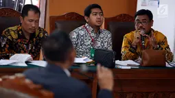 Tim kuasa hukum Setya Novanto memberikan pertanyaan pada saksi ahli dalam sidang lanjutan praperadilan di PN Jakarta Selatan, Senin (11/12). Sidang kali ini beragenda mendengarkan keterangan tiga saksi ahli dari pihak Novanto. (Liputan6.com/Johan Tallo)