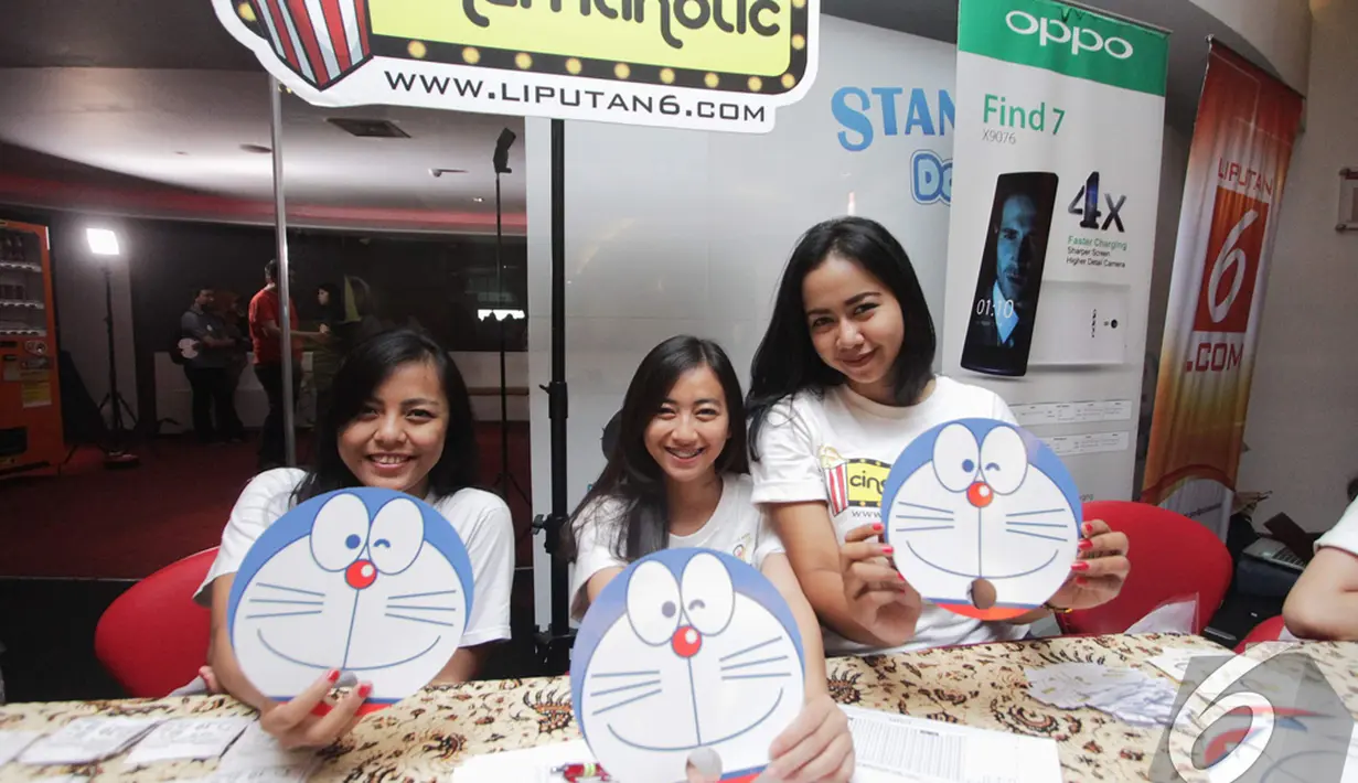 Panitia memperlihatkan gambar kepala Doraemon yang dibagikan secara gratis kepada para Cinemaholic jelang menyaksikan film Doraemon di Blitz Megaplex, Jakarta (13/12/2014). (Liputan6.com/Faizal Fanani)