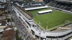Warga Brasil mengantre untuk memberikan penghormatan terakhir kepada legenda sepak bola Brasil Pele di stadion Vila Belmiro di Santos, Brasil, Senin, 2 Januari 2023. Pintu stadion dibuka pukul 10.00 pagi waktu setempat, atau 20.00 WIB. Masyarakat memiliki kesempatan untuk datang hingga Selasa (3/1/2023) pukul 10.00. (AP Photo/Matias Delacroix)