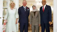 Pangeran Charles serta istri bersama dengan Presiden Singapura Halimah Yacob dan suami (Edgar Su/Pool Photo via AP)