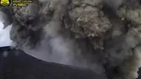 Erupsi Gunung Marapi pada Kamis 12 Januari 2023 terjadi pukul 10.58 WIB dengan tinggi kolom abu teramati sekitar 1.000 meter di atas puncak. (Liputan6.com/ Novia Harlina)