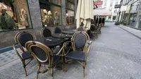 Kursi dan meja dari sebuah kedai kopi dirantai di zona pejalan kaki di Wina, Austria, Selasa (17/11/2020). Pemerintah Austria telah memberlakukan pengetatan aturan covid-19 yang mencakup penutupan sekolah dan toko-toko nonesensial hingga 6 Desember 2020, seiring gelombang kedua virus corona. (AP/Ron