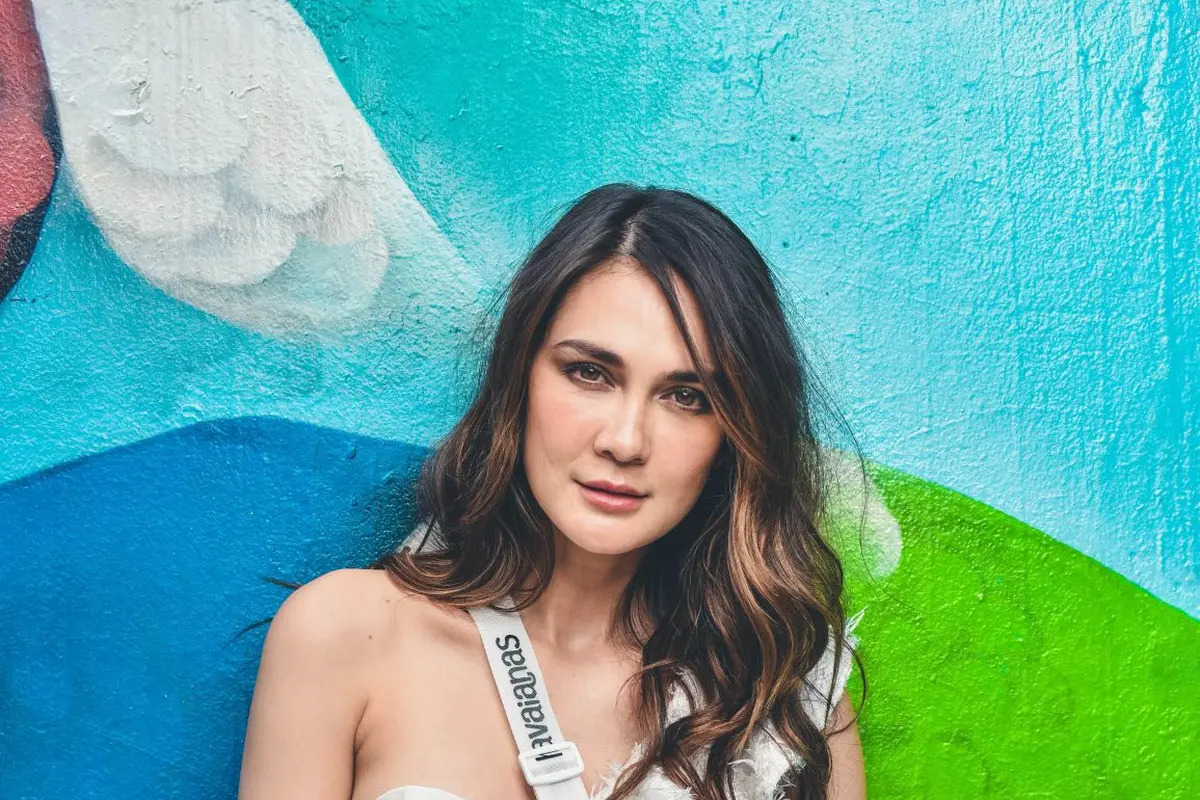 Hobi Pakai Sandal, Sontek Gaya OOTD Luna Maya Saat Liburan