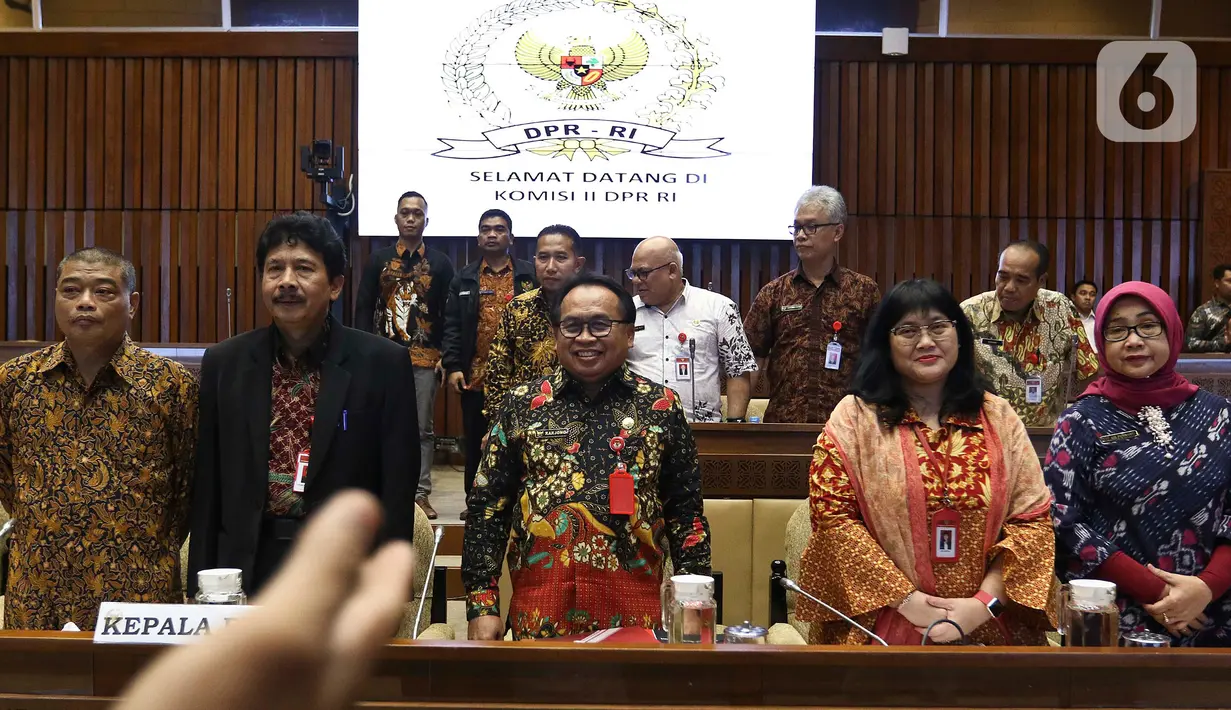 Kepala Badan Pembinaan Ideologi Pancasila (BPIP) Yudian Wahyudi (kedua kiri) berfoto bersama sebelum Rapat dengar Pendapat dengan Komisi II DPR di Kompleks Parlemen, Senayan, Selasa (18/2/2020). Agenda rapat salah satunya membahas rencana pemulangan anak-anak ISIS eks WNI. (Liputan6.com/Johan Tallo)