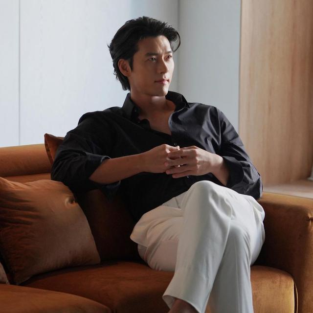 10 Pesona Tampan Hyun Bin dalam Gaya 90an dengan Rambut Berponi di Detik-Detik Kelahiran Anak Pertama