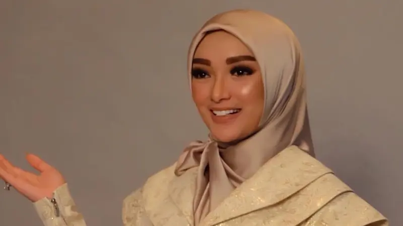 Potret Zaskia Gotik kenakan hijab