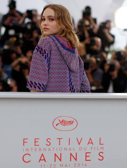 Artis Lily Rose Melody Depp berpose selama sesi pemotretan untuk film "La danseuse" (The Dancer) kategori ""Un Certain Regard" di Festival Film Cannes ke-69 di Prancis, (13/5). Lily Rose merupakan putri dari aktor Johnny Depp. (REUTERS / Yves Herman)