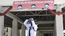 Petugas keamanan mengenakan masker saat berjaga di RSPI Prof. DR. Sulianti Saroso, Sunter, Jakarta, Senin (2/3/2020). Pegawai dan pengunjung mengenakan masker sebagai bentuk pencegahan penularan pasca dua pasien positif terinfeksi Corona dirawat di rumah sakit tersebut. (merdeka.com/Iqbal S. Nugroho