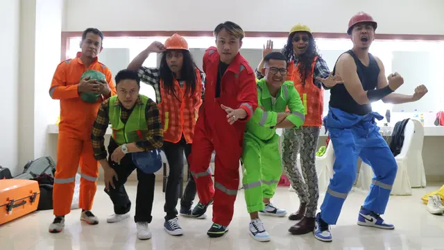 Kokom merupakan band komedi yang bernaung di Rumah Lucu Management bersama Abdel Achrian, Temon Templar, dan Cak Lontong