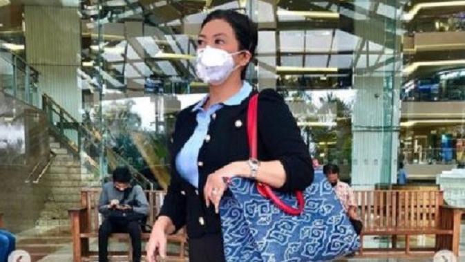 Bella Saphira membawa tas multiguna dengan motif megamendung dalam berbagai kesempatan (Dok.Instagram/@bellasaphiraofficial/https://www.instagram.com/p/CE_X-c0n_Ml/Komarudin)