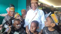 Presiden Jokowi menghadiri peringatan Hari Anak Nasional ke-40 di Istora Papua Bangkit, Kota Jayapura, Provinsi Papua, Selasa (23/7/2024). (Liputan6.com/ Lizsa Egeham)