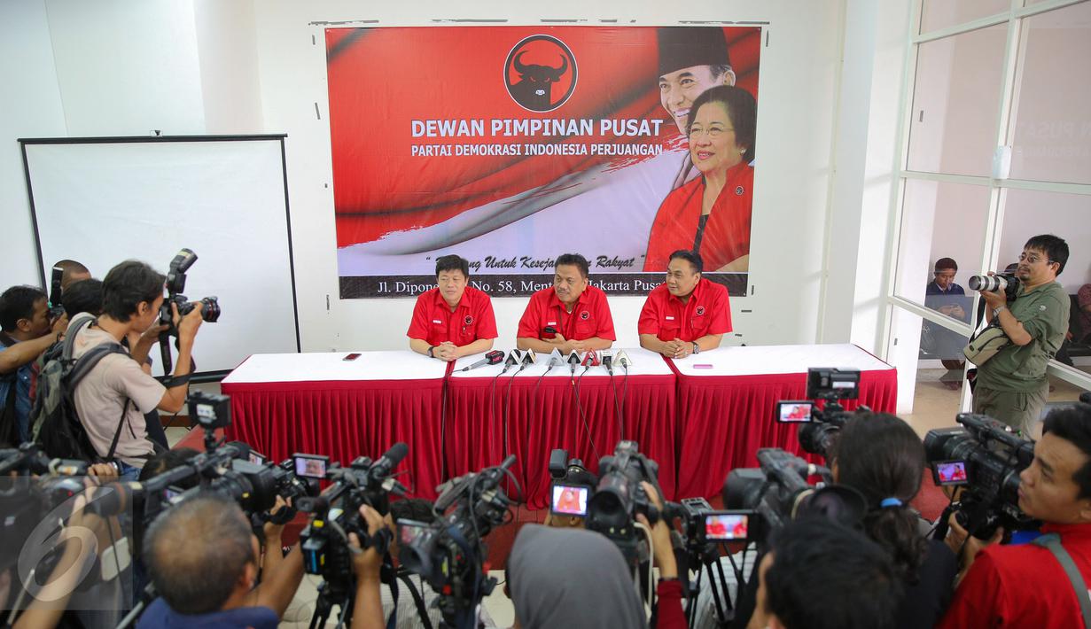 Ketua Fraksi PDIP Olly Dondokambey (tengah) memberikan keterangan pers usai rapat koordinasi di DPP PDIP, Jakarta, Kamis (17/9/2015). Dalam rapat Megawati meminta kepada fraksi untuk turun ke bawah sukseskan pilkada serentak. (Liputan6.com/Faizal Fanani)
