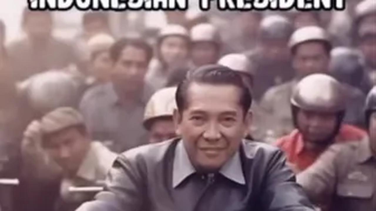 Foto pertama memperlihatkan sosok Presiden pertama RI yaitu Ir. Soekarno. Bung Karno terlihat begitu gagah dengan jaket kulit dan motornya. <br>