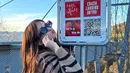 Rebecca Klopper mengunjungi beberapa tempat yang viral di sana, termasuk danau Brienz yang digunakan untuk syuting drakor Crash Landing on You (2019)