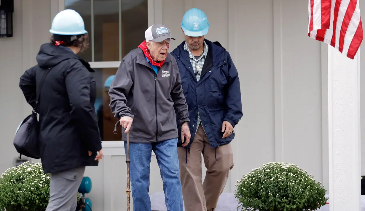 Mantan Presiden AS, Jimmy Carter menghadiri acara yang digelar Habitat for Humanity di Nashville, Tennessee, Senin (7/10/2019). Tampil di depan publik, mata kiri pria 95 tahun itu memar dan mendapat beberapa jahitan di alis bagian atas setelah terjatuh di rumahnya di Georgia. (AP/Mark Humphrey)