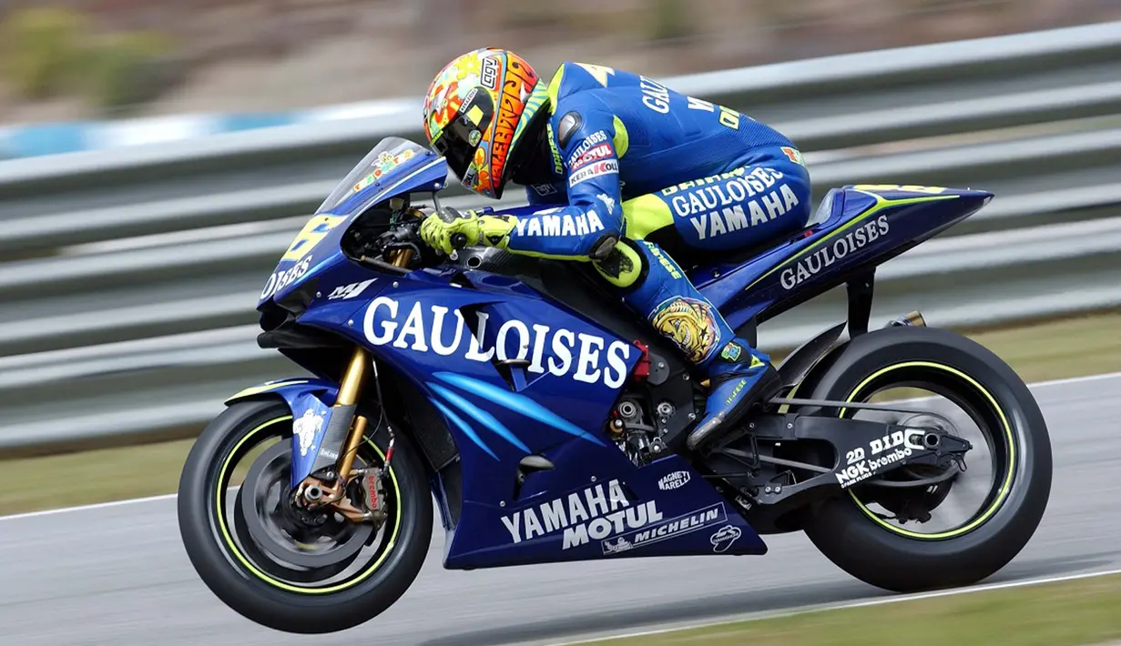 Pada 2004 Valentino Rossi mengejutkan dunia dengan kepindahannya dari Honda ke Yamaha, Tim Yamaha yang terakhir juara pada 1992 tak membuat Rossi ciut, Pada tampilan perdananya Rossi langsung menyabet kejuaraan Motogp. (http://www.boxmotos.com/)