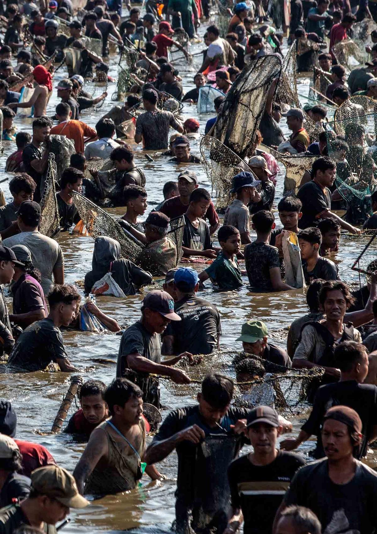 FOTO: Serunya Festival Memet Ikan di Klaten, Ribuan Warga Serbu Embung Gemblegan