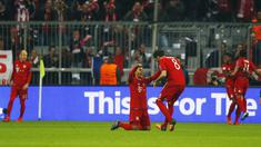 Para peman Bayer Munchen merayakan gol Arjen Robben ke gawang Arsenal pada lanjutan Liga Champion di Allianz Arena, Munich, Jerman, Kamis (5/11/15) dini hari. (Reuters / Michael Dalder)