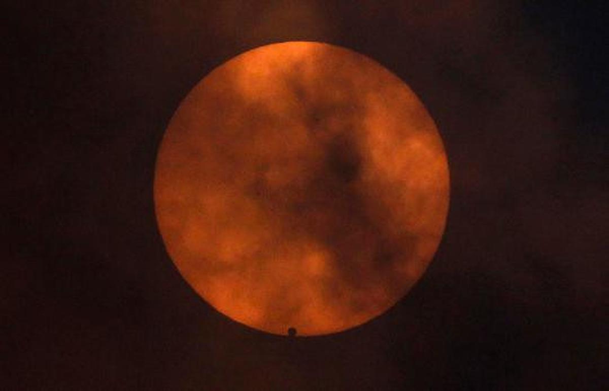 Saat Venus melintasi Matahari