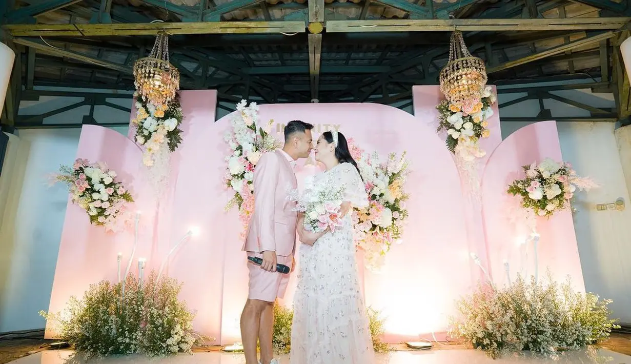Tak heran jika mereka merasa seperti kembali menjadi pengantin. "8 Tahun Pernikahan di kasih suprise yang lucuuuuu banget berasa nikah lagiiiiii" ungkapnya. (Foto: Instagram/ raffinagita1717)