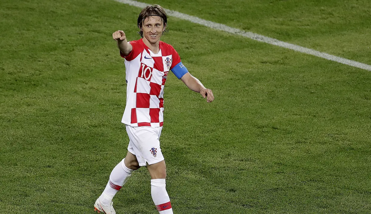 Luka Modric mencetak gol lewat penalti saat Kroasia melawan Nigeria pada laga grup D Piala Dunia 2018 di Kaliningrad Stadium, Kaliningrad, Rusia, (16/6/2018). Kroasia menang 2-0. (AP/Michael Sohn)