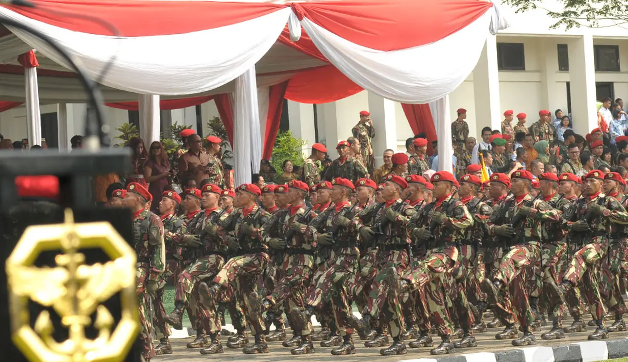 Defile pasukan Kopassus saat upacara serah terima jabatan Danjen Kopassus di Markas Kopassus, Cijantung, Jaktim, (24/10/2014). (Liputan6.com/Helmi Fithriansyah)