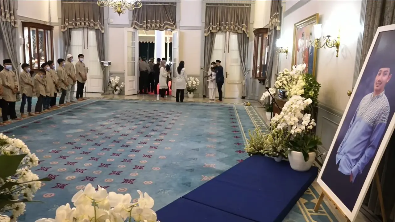 Suasana rumah duka tempat jenazah anak Ridwan Kamil, Emmeril Kahn Mumtadz atau Eril disemayamkan, di Gedung Pakuan, Bandung, Jawa Barat, Minggu (12/6/2022). (Youtube Humas Jabar)