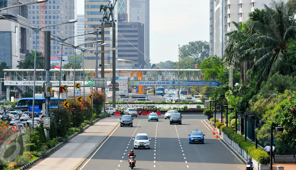 Pemprov DKI Jakarta akan menambah cakupan area larangan sepeda motor melintas hingga Jalan Jenderal Sudirman sampai Bundaran Senayan, Jakarta, Senin (18/4/2016). (Liputan6.com/Yoppy Renato)