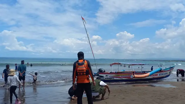 2 Wisatawan Tenggelam di Pantai Pangandaran, Tim SAR Gabungan Lakukan Upaya Pencarian. (Dok: BNPB)