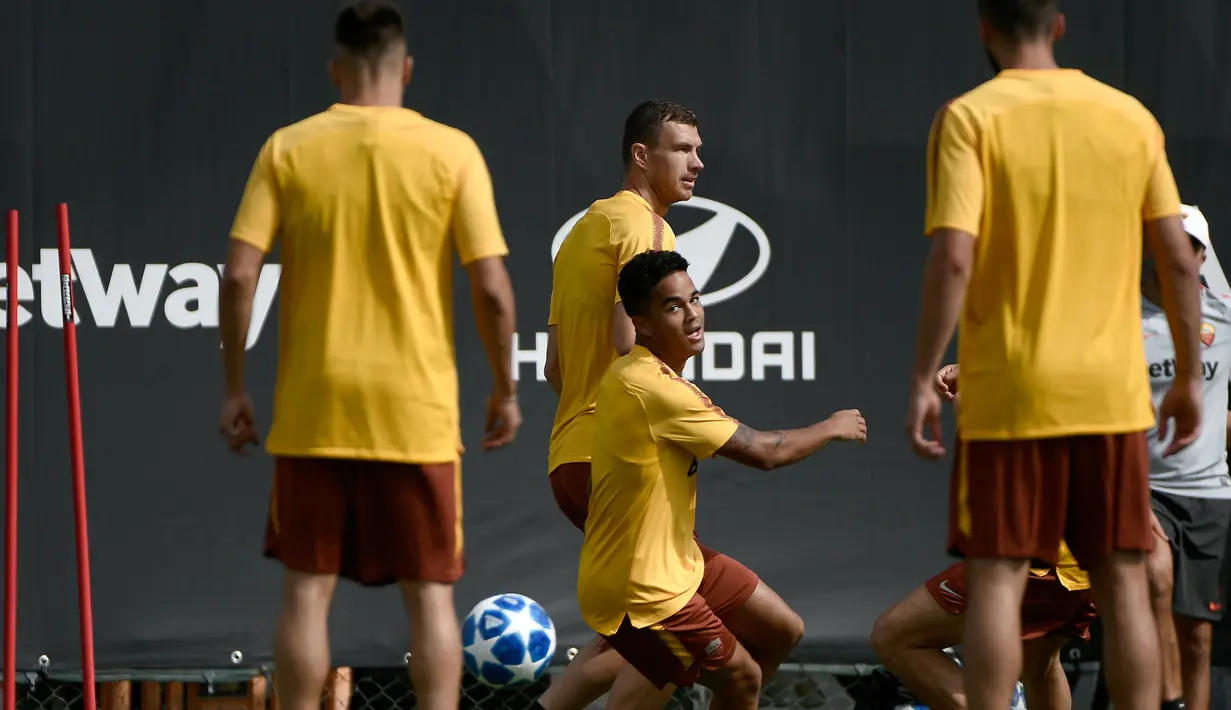 Pemain depan Roma, Edin Dzeko (belakang) dan Justin Kluivert (tengah) saat berlatih di Trigoria, pinggiran Roma, Italia, Selasa (18/9). AS Roma akan bermain di markas Real Madrid pada Kamis, 20 September 2018 dini hari. (Filippo MONTEFORTE/AFP)