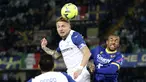 Penyerang Lazio Ciro Immobile menyundul bola melewati bek Hellas Verona Isak Hien dalam laga pekan ke-21 Serie A di Stadio Marc'Antonio Bentegodi, Selasa (7/02/2023). Duel Hellas Verona versus Lazio berakhir antiklimaks.  (Paola Garbuio/LaPresse via AP)