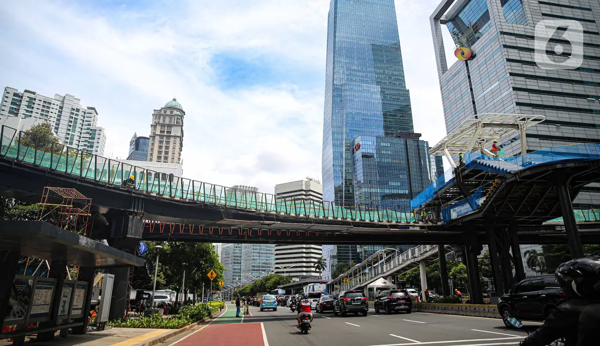 Suasana revitalisasi JPO Sudirman di Jakarta, Senin (22/11/2021). Pemprov DKI Jakarta merevitalisasi JPO Sudirman dengan konsep menyerupai kapal pinisi yang dilengkapi jalur sepeda dan terintegrasi halte TransJakarta untuk mendukung program Jakarta ramah pejalan kaki. (Liputan6.com/Faizal Fanani)