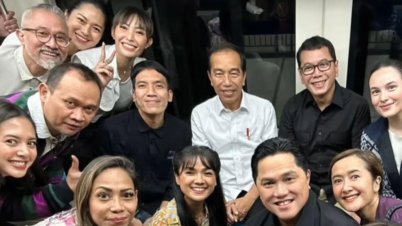 Sejumlah rekan artis tak kalah mengomentari pose Desta di samping Presiden Jokowi.