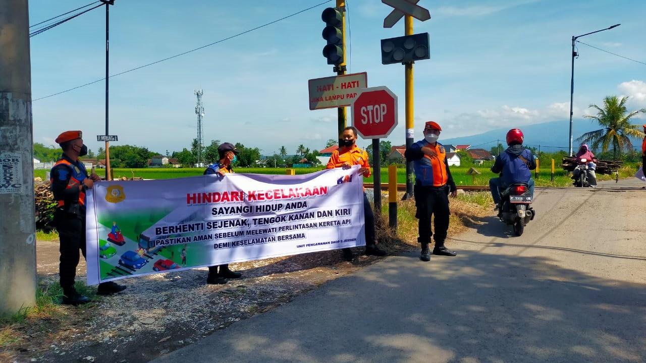 Sosialisasi perlintasan KM 188+8/9 antara Stasiun Rambipuji dan Stasiun Mangli Jember. (Istimewa)
