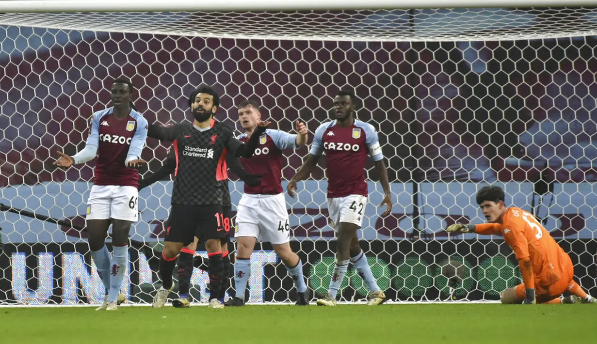 Reaksi pemain Liverpool Mohamed Salah (kedua kiri) usai golnya dianulir saat melawan Aston Villa pada pertandingan putaran ketiga Piala FA di Stadion Villa Park, Birmingham, Inggris, Jumat (8/1/2021). Liverpool menang 4-1 dengan Sadio Mane mencetak dua gol. (AP Photo/Rui Vieira)