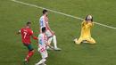 Kiper Kroasia Dominik Livakovic melakukan penyelamatan saat bertanding melawan Maroko pada pertandingan playoff perebutan peringkat ketiga Piala Dunia 2022 di Khalifa International Stadium di Doha, Qatar, Sabtu (17/12/2022). Kroasia meraih juara ketiga Piala Dunia 2022 usai menang 2-1 atas Maroko. (AP Photo/Martin Meissner)
