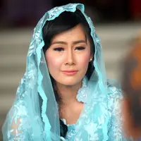 Pemeran Ardina Rasti hari ini menjalani pengajian dan siraman. Selesai pengajian, Rasti meminta izin dan doa restu sebelum melepas masa lajangnya besok dengan Arie Dwi Andika Sabtu (20/1/2018). (Nurwahyunan/Bintang.com)