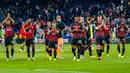 Para pemain AC Milan bertepuk tangan usai melawa RB Salzburg pada pertandingan sepak bola Grup E Liga Champions di Stadion Salzburg, Salzburg, Austria, 6 September 2022. Pertandingan berakhir imbang 1-1. (AP Photo/Florian Schrotter)