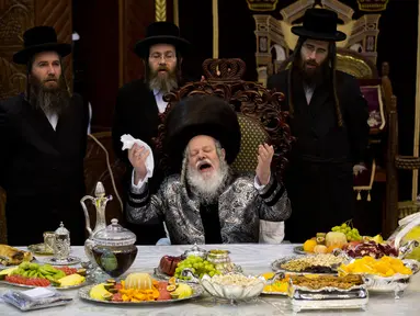 Yahudi ultraortodoks dari dinasti Parmishlan Hasidic merayakan pesta Tu Bishvat di Kota Bnei Brak, Israel, Senin (21/1). Tu Bishvat dikenal juga sebagai Tahun Baru Pohon. (AP Photo/Oded Balilty)