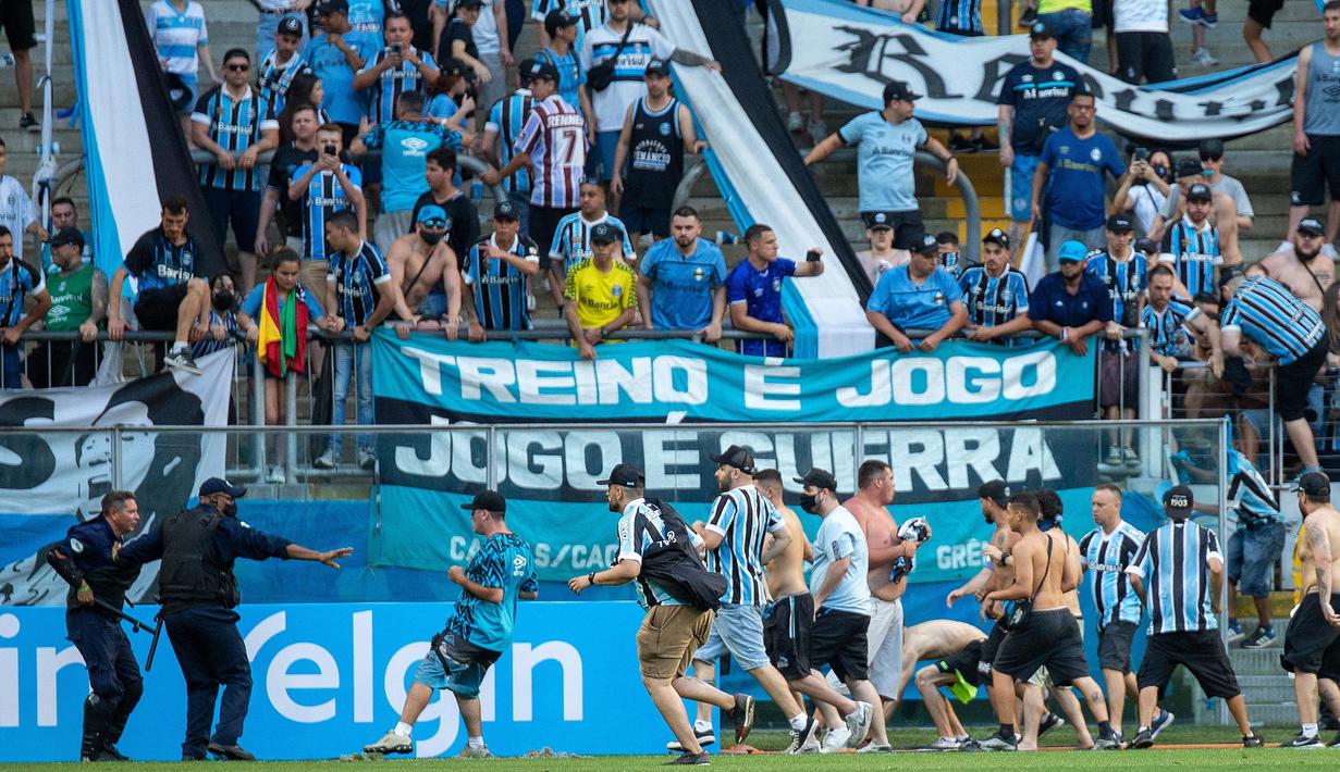 Gremio tercatat baru meraih 26 poin dari 27 laga dengan rincian tujuh kali menang, lima imbang, dan 15 kali kalah. Dengan hasil tersebut para penggemar pun merasa ancaman degradasi kian menjadi nyata. (AFP/Raul Pereira)