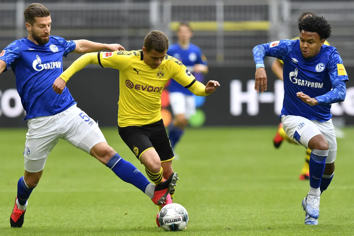 Borussia Dortmund Pesta Gol ke Gawang Schalke 04